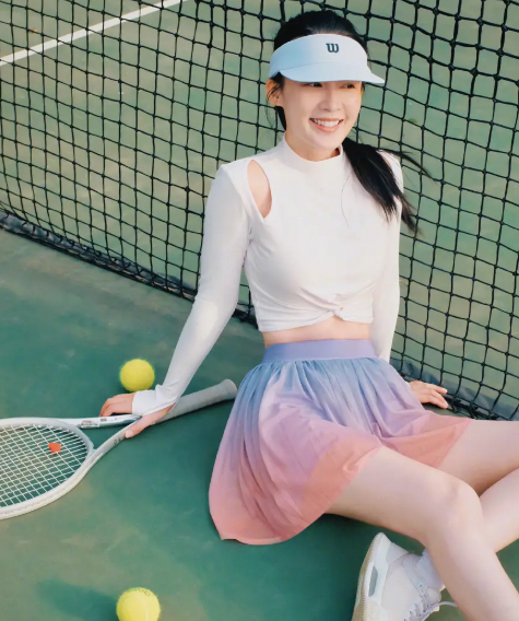 李沁的网球少女造型 小短裙秀出白皙长腿