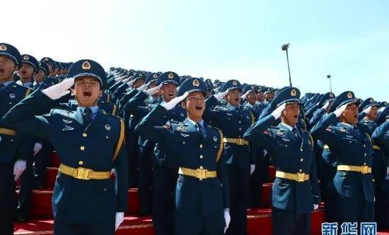 标题红衫映阅兵：陈百祥以赤子之心诠释家国情，中国人民抗日战争暨世界反法西斯战争胜