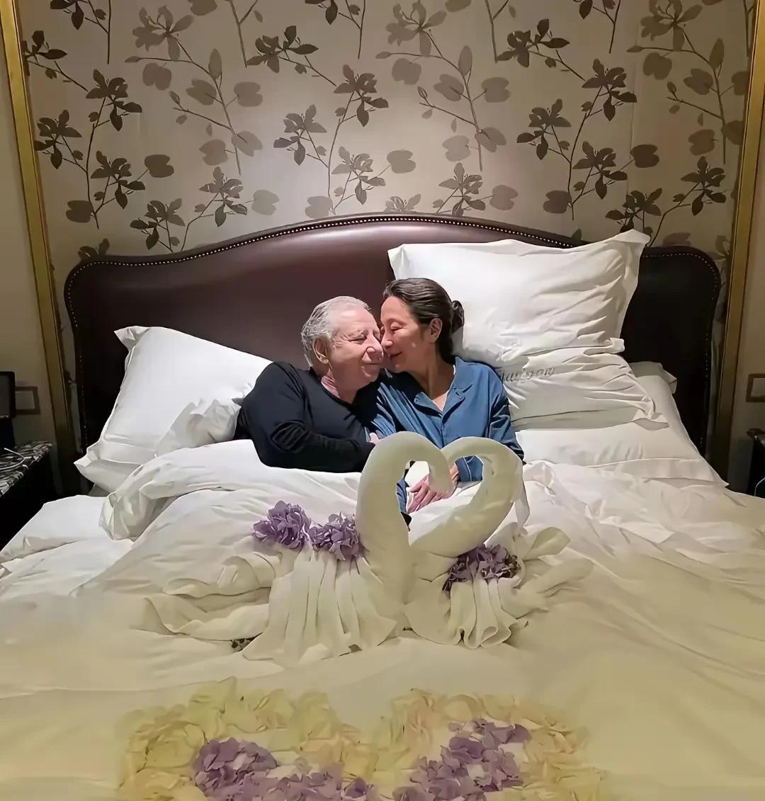 杨紫琼也就是因为不能生育，所以才一直没和老头结婚，如今都老了，谁也不强求了。
杨