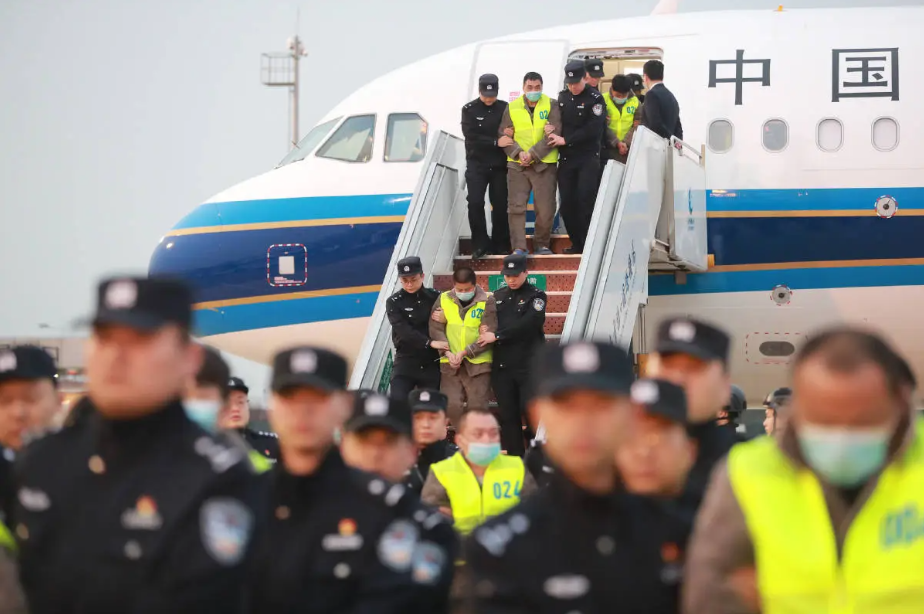 中国人在国外犯罪后逃回国内，以为能逃脱法律制裁？大错特错！今天这条视频，就彻底给