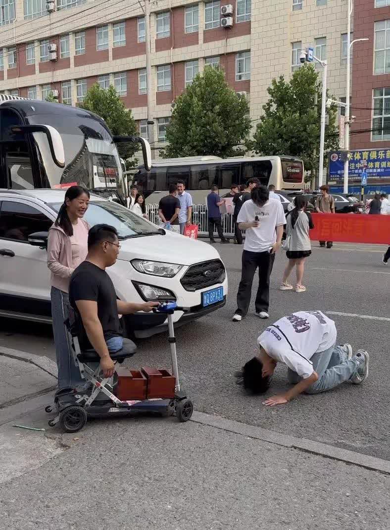 每年高考结束，考场外的故事总能成为全网热议的焦点。
硬汉父亲13岁时被火车轧断