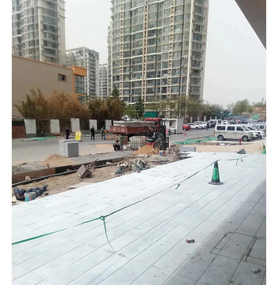 江西廖某宇这事儿太离谱！在限速40的市区道路，他跟女友吵个架，直接上头，两次把油