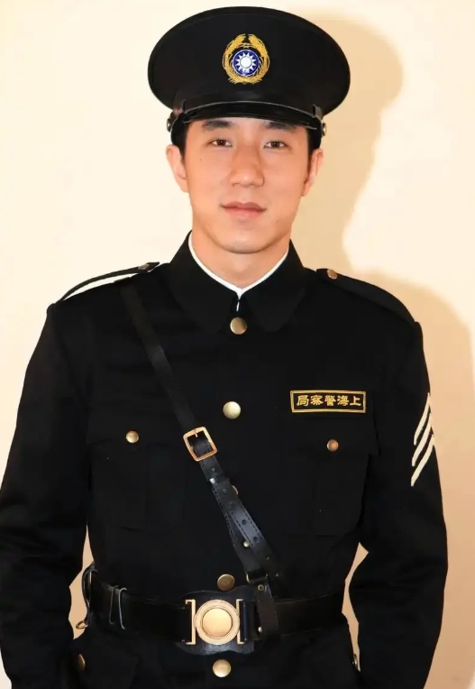 成龙两个子女状况
1.儿子房祖名 1982年12月出生于美国洛杉矶，毕业于威廉与