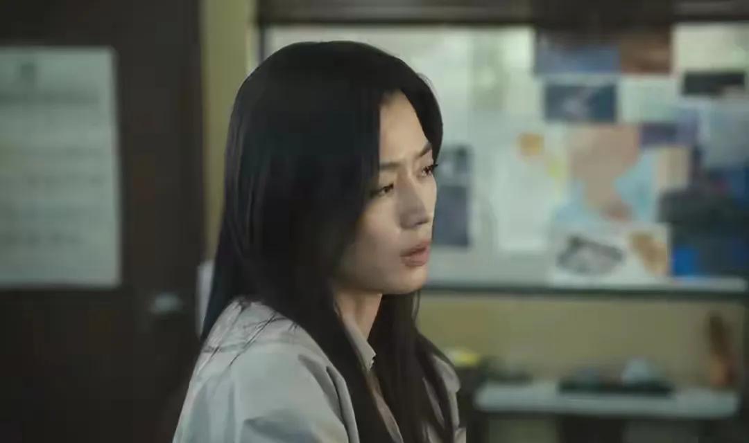 全智贤新剧塌房之后商业损失预估2个亿!尤其她在电视剧说中国是一个好战争的国家后，
