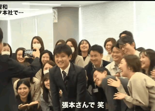图文报道！
张本智和在日本深受喜爱，他加入丰田公司上班，媒体记者跟进报道，公司