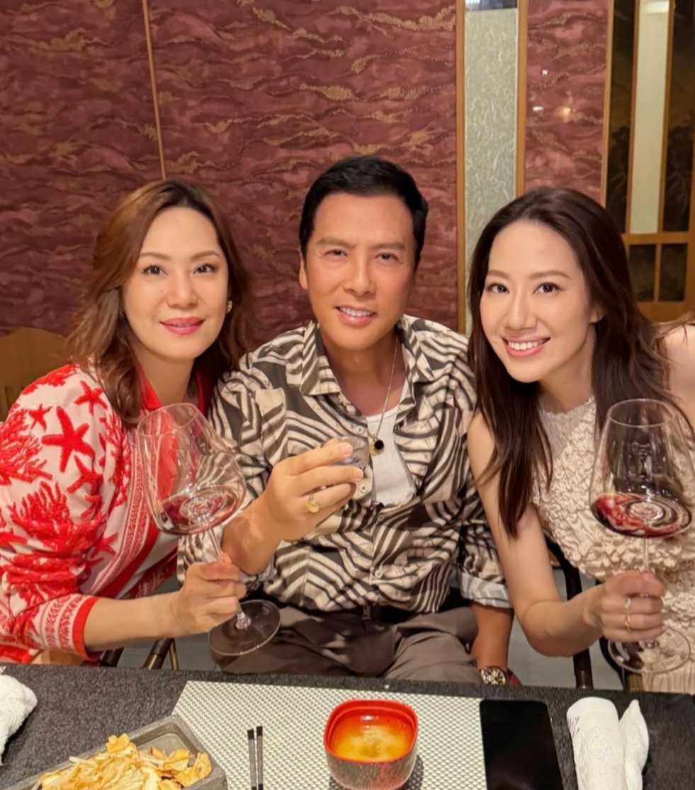 甄子丹为岳母徐莉君庆祝68岁生日，他和老婆汪诗诗、岳母三个人罕见同框，看起来他比