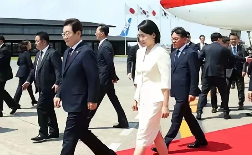 韩国总统派使团参加9.3阅兵，自己访问日本直奔美国会见特朗普这是什么操作，看来韩