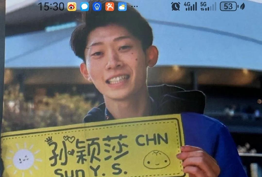 莎莎的日本粉丝知道今天莎莎会抵达横滨，一大早已经开始兴奋的期待了。
这位叫植田琉