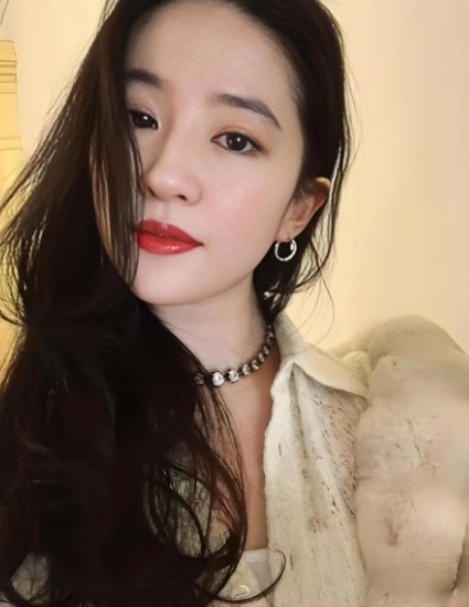 刘亦菲分享母女合照，宝石戒指成亮点

刘亦菲又来自拍了！这次还补上了和妈妈的合照