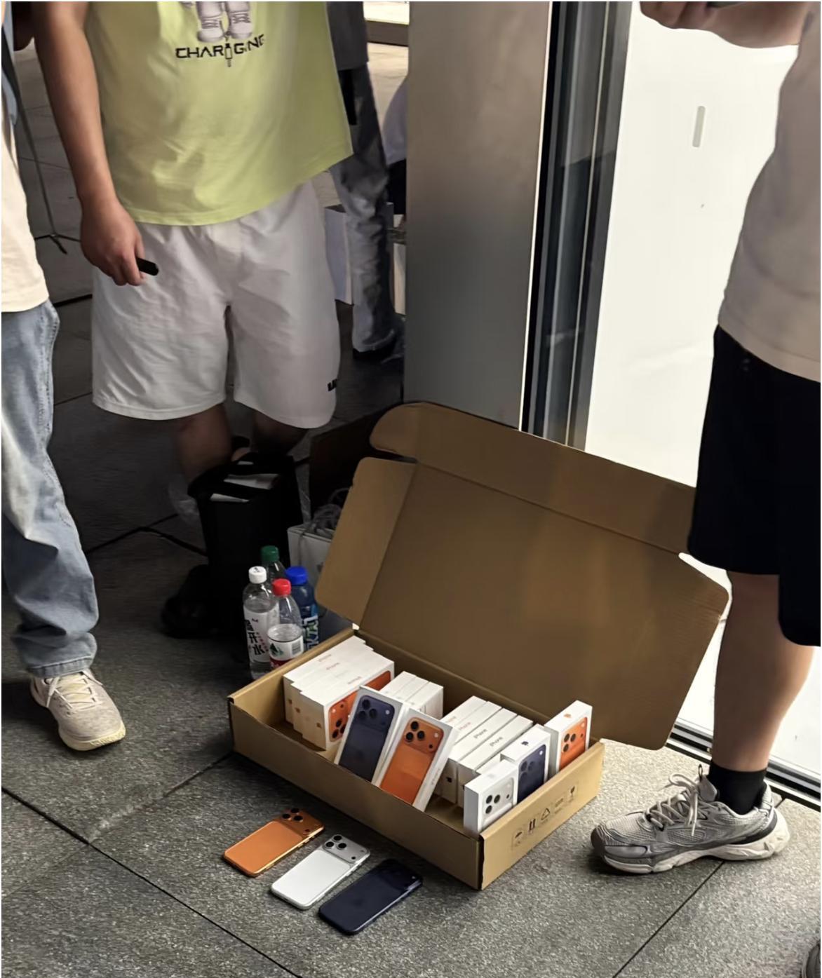 湖滨银泰苹果店外的黄牛
进店还要排蛇形队进店，超多人，外面黄牛都在加价卖
