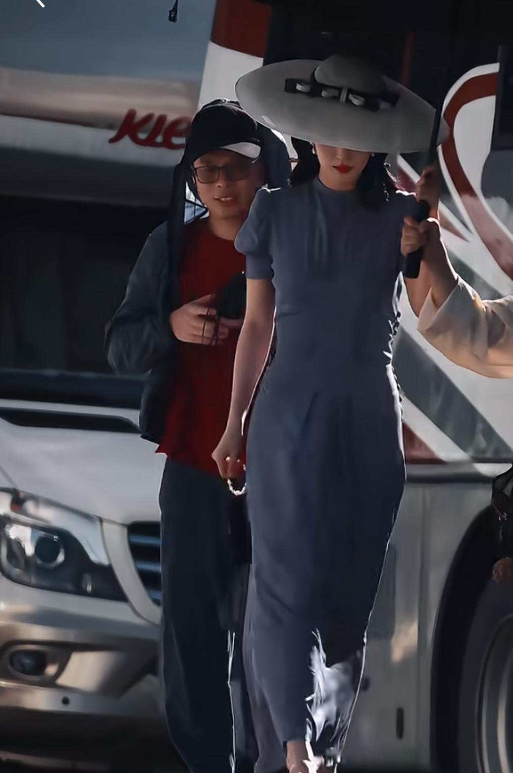 王楚然｜方牧兰 女主衣服比较女强人风，maybe要贴后期复仇人设。
船是怎么做到