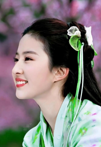 刘亦菲, 仙女姐姐笑起来真好看，仿佛春风拂面，美得让人心动。那笑容如夏日晨光，温