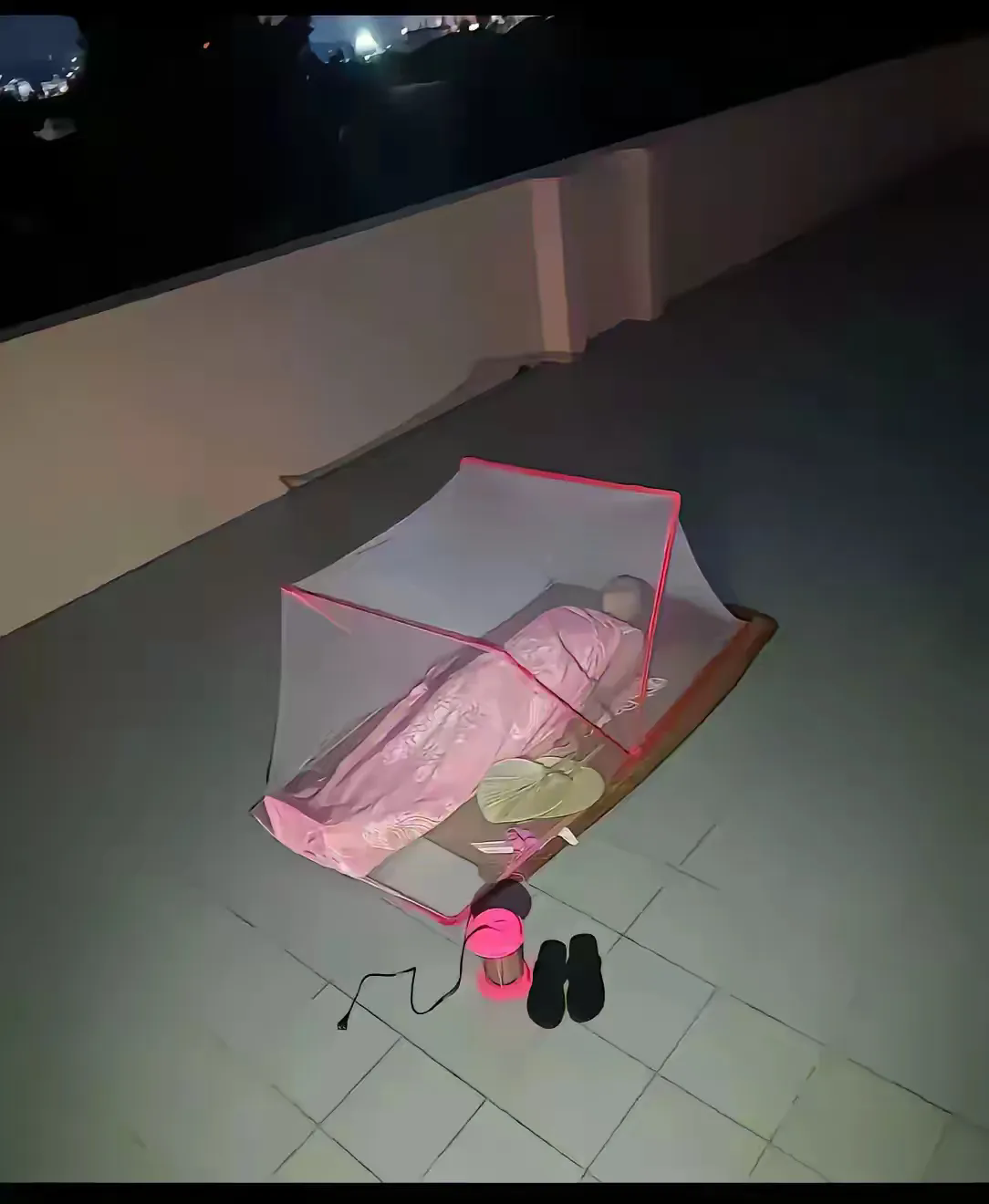 昨晚去楼顶看星星，被眼前这一幕给惊呆了，后来才知姑娘家的空调坏了房子里太热所以到