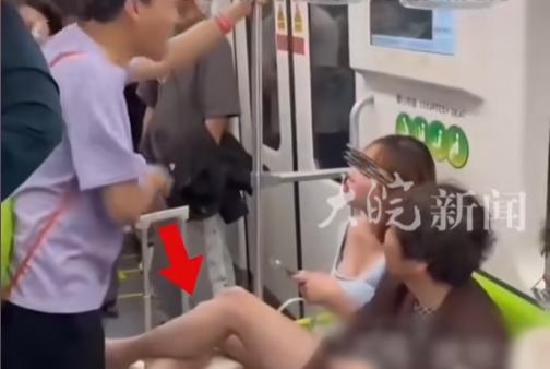 “绝对不能和解！”5月24日，上海地铁，18岁女孩把脚伸到行李箱上，男子好心提醒
