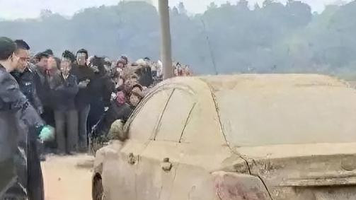 江苏村民在荒郊发现一辆车车内4人坐着纹丝不动吓得他赶紧报警