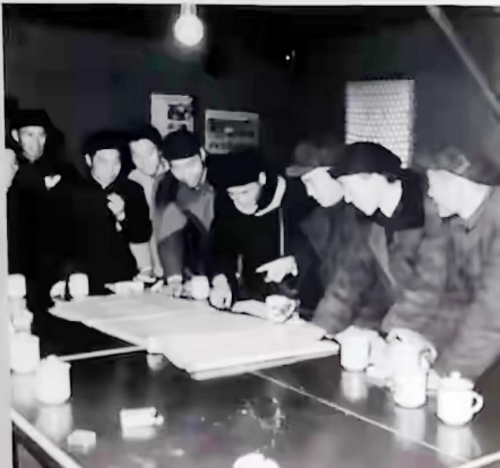1956年2月，时任湖北省省长张体学同志（右四）在汉江分洪工程工地慰问并听取工程
