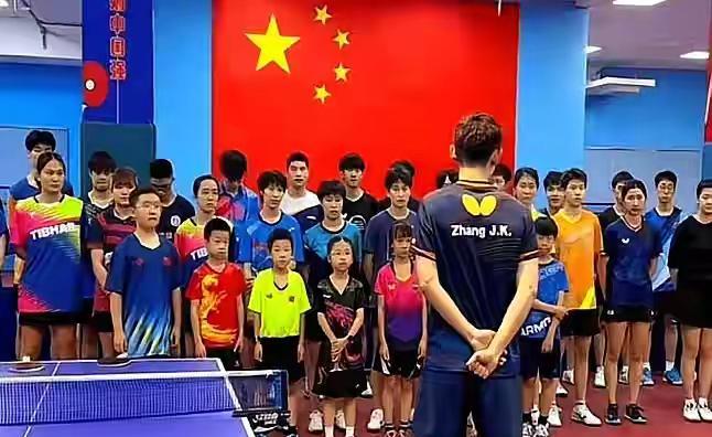 奥运冠军张继科的球馆每月收费12500元，有人认为价钱太贵，但是他走进球馆观摩了