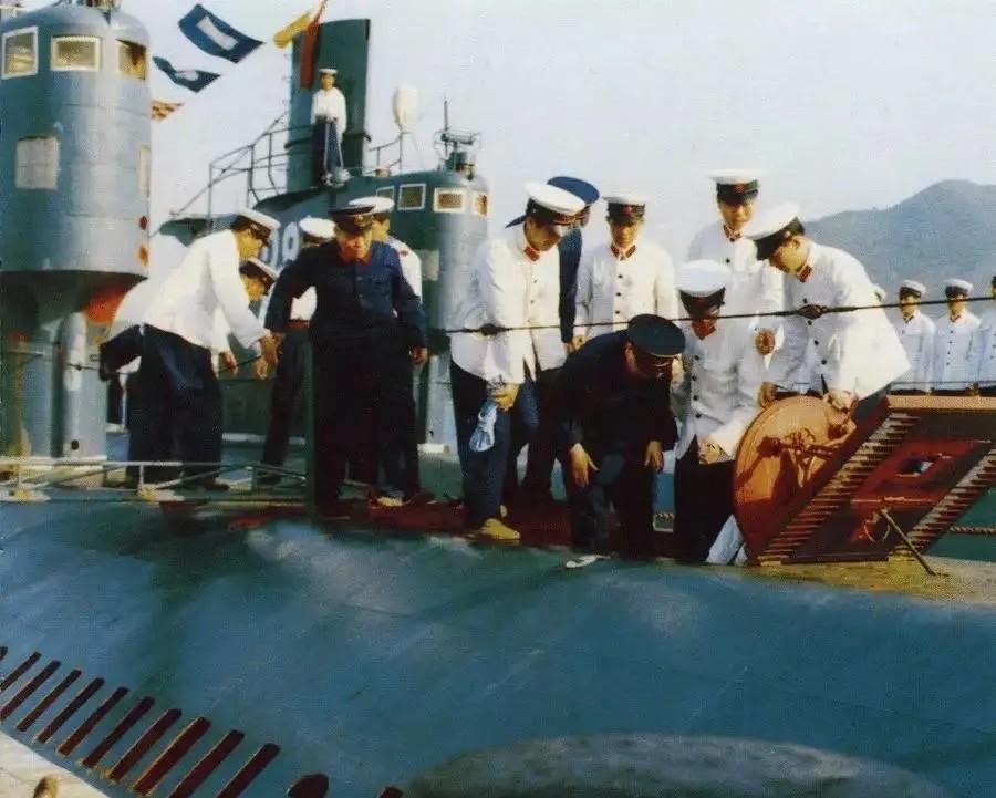 1985年3月，时任海军司令员刘华清赴北海舰队某潜艇支队检查工作。当时中国主力仍