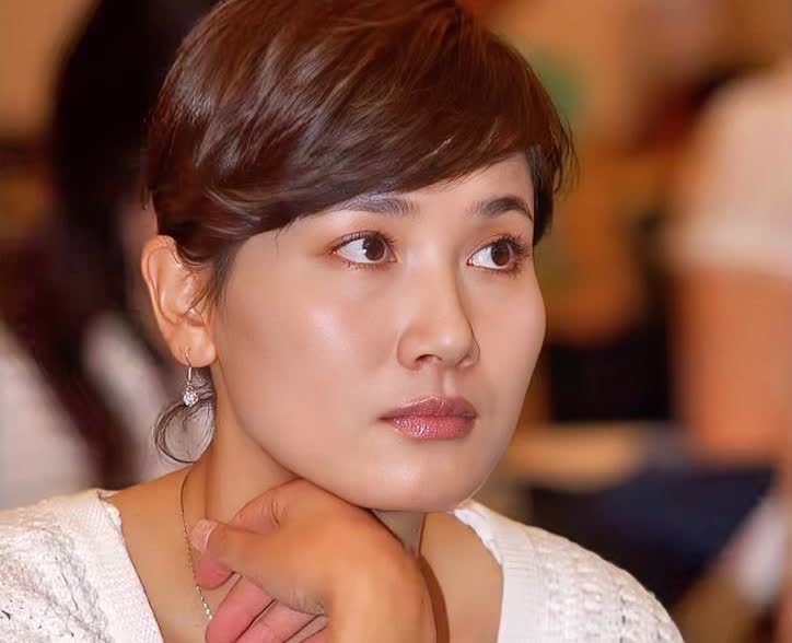 离婚后只字不提前夫侯勇，与女儿相依为命，如今46岁似冻龄少女。
