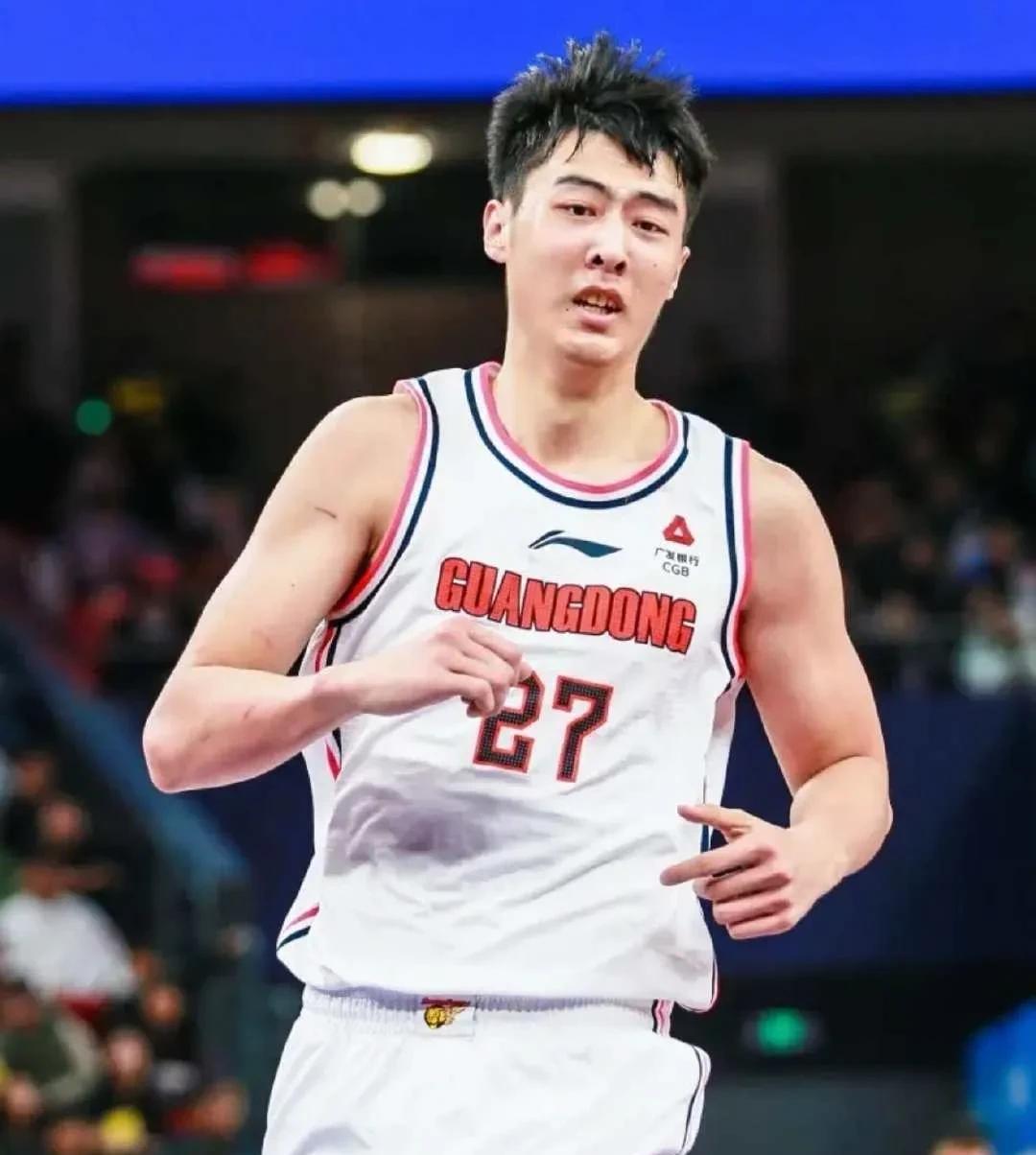 张明池自宣离队？没和其他队签约准备休息？
近日广东队内线新星张明池发文，五年了，