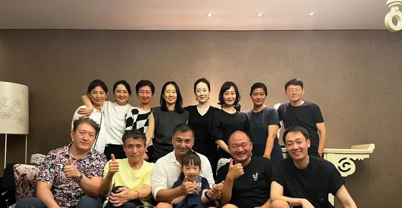 这两天都是关于演员朱媛媛去世的消息，无意间翻到了一张照片，是朱媛媛中央戏剧学院的