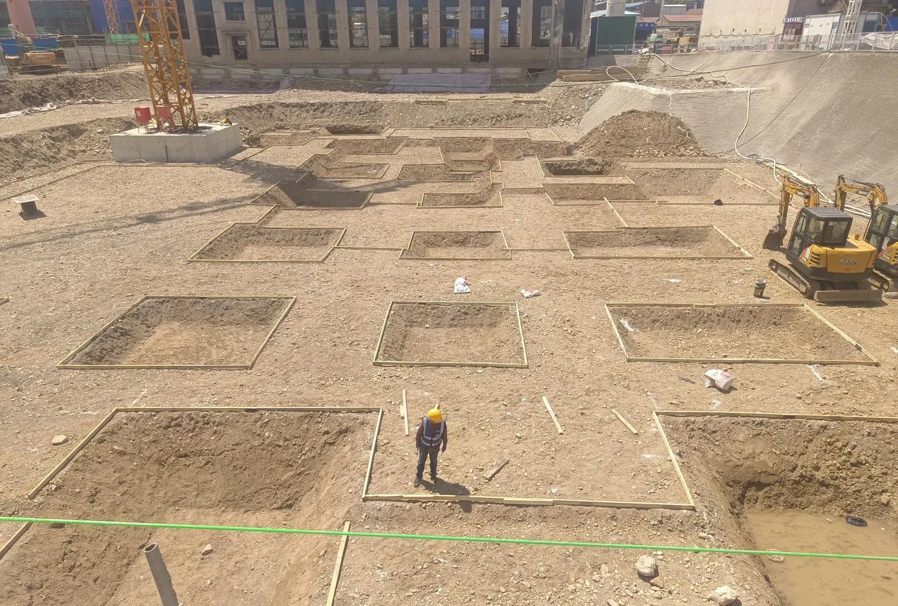 在工地上干建筑的真难，日夜守在工地上，感觉工地都是家一样，干好了是应该的，干不好