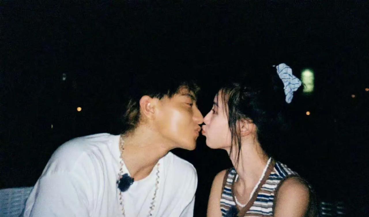 黄子韬在节目中承认：“她会为我放弃工作，但确实是她自愿的。”
还好两个人现在走到
