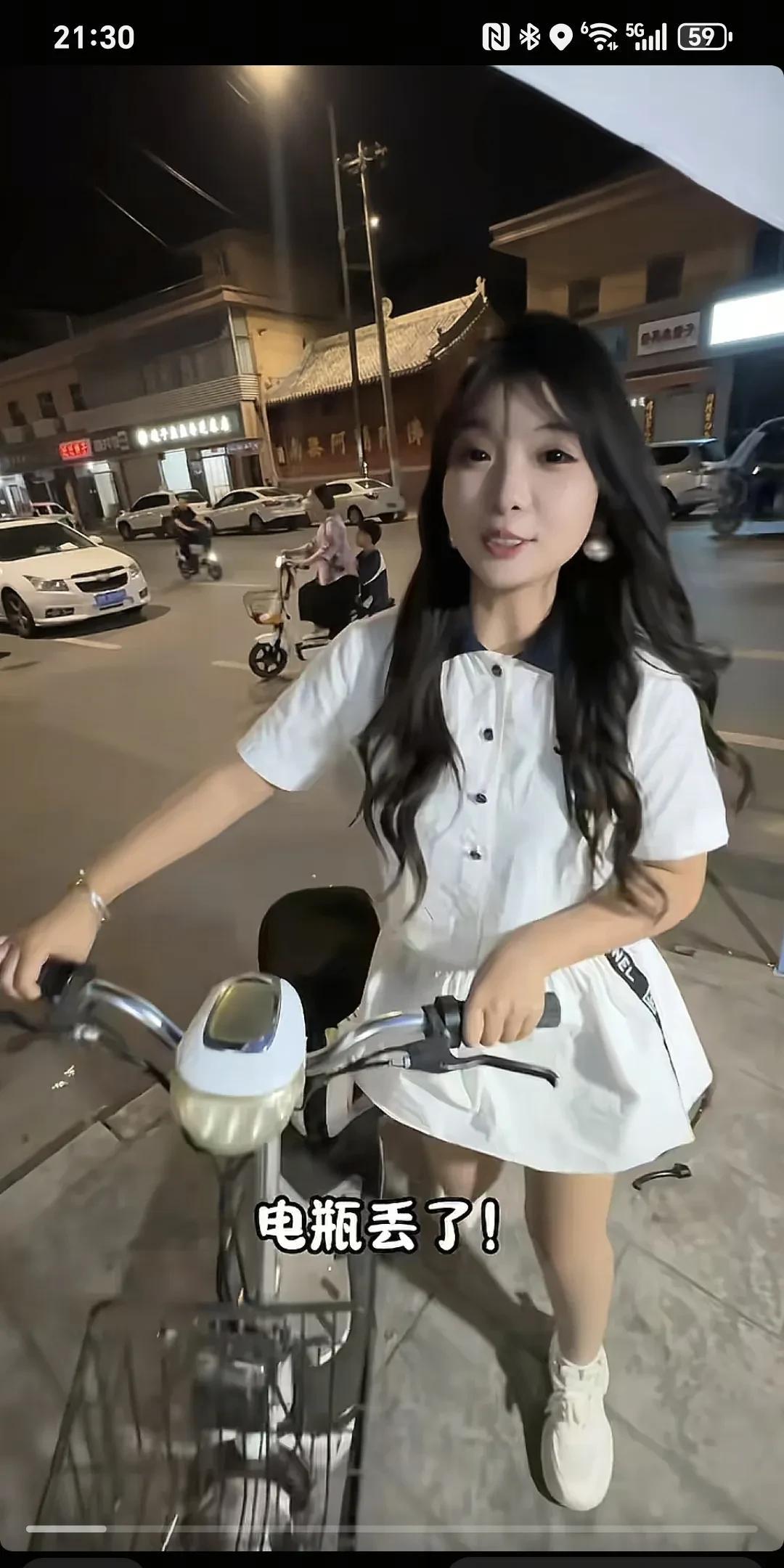 女子推着电动车到修摩托店对老板说:“电瓶丢了。”老板说:“电瓶400明天到货。”