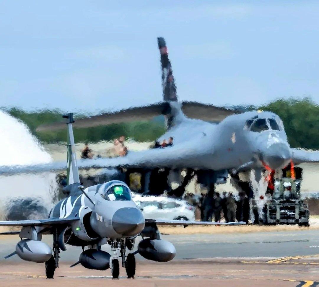 哦豁，这个场面可不太常见啊！JF-17“枭龙”和B-1B“枪骑兵”同框，不知道的