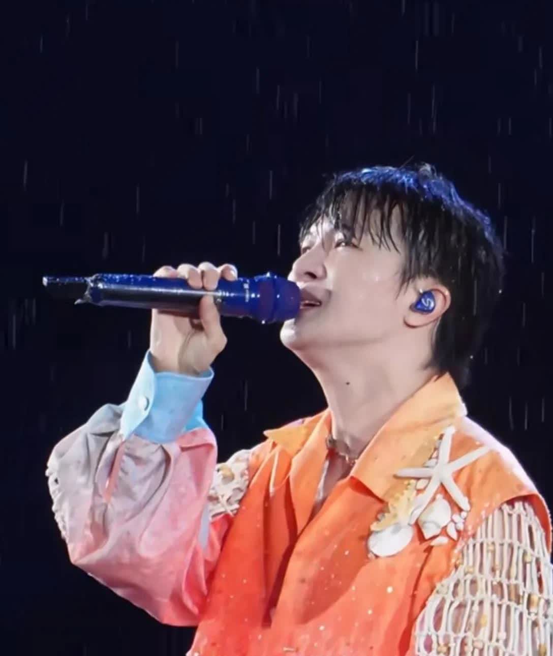 周深演唱会下雨，依然坚持演出，本以为他已经够敬业了，
但当他穿上雨衣那一刻，才