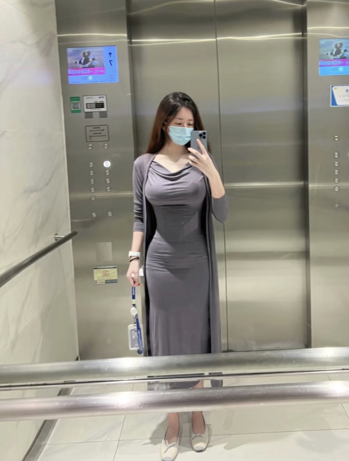 对爱美的女人来说，见到镜子就想自拍