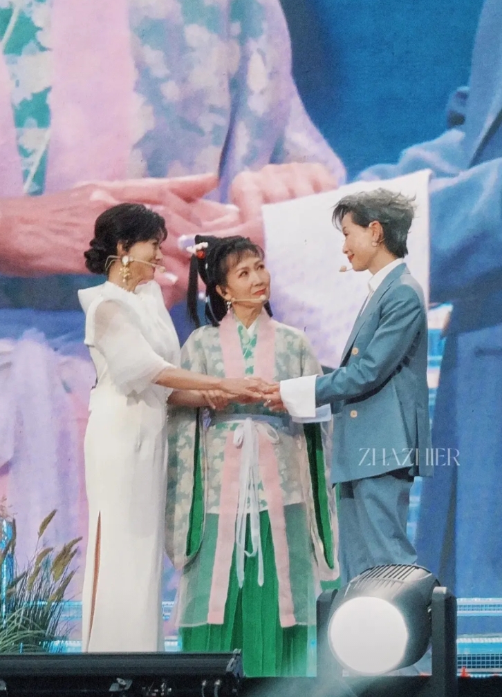 叶童退出巡演，其实早有预兆

大家还记得叶童刚参加浪姐的时候，节目里有一个打电话