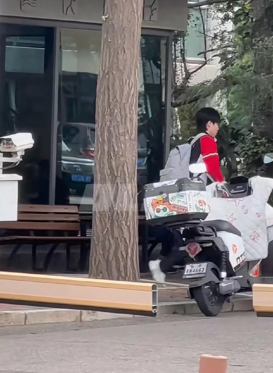 9.23又是背着小书包坐大巴车上训的头哥，不过今天换成了队服
中国大满贯抽签仪式