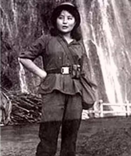 1984年，女兵谢楠因私自开枪为牺牲的战友送行而被取消战功和入党资格，20年后，