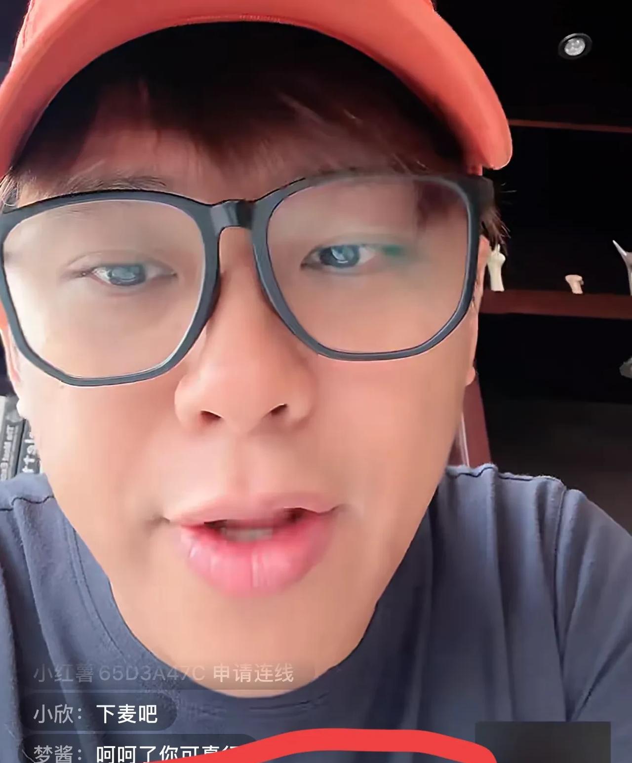葛斯齐现在在直播，已经收拾完东西准备回湾湾了，坐在大厅里直播等那个一起的小伙伴！