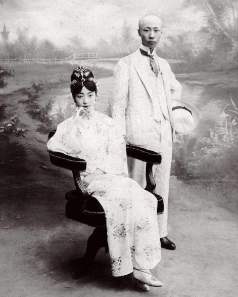 溥仪在很小的时候，本来是由太监看管它生活的，可是太监为了偷懒，他们就怂恿宫女去“