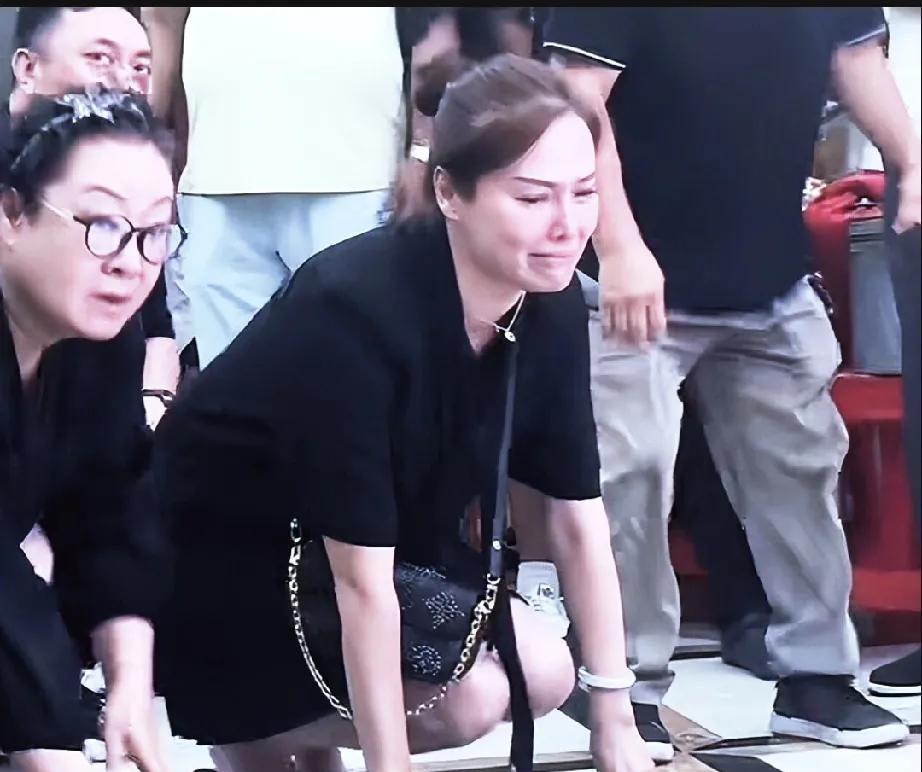 怀着无比感恩的心情，我们追忆杨少华老先生平凡而伟大的一生。在肃穆的葬礼上，儿媳妇