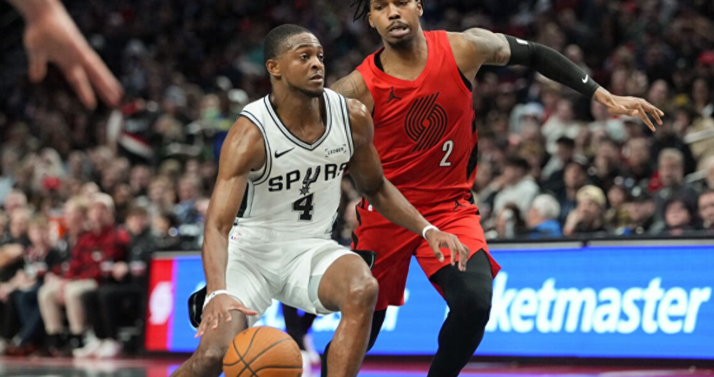 NBA杯小组赛，开拓者主场对阵马刺。两队前三节比分焦灼，马刺末节打出14-5高潮