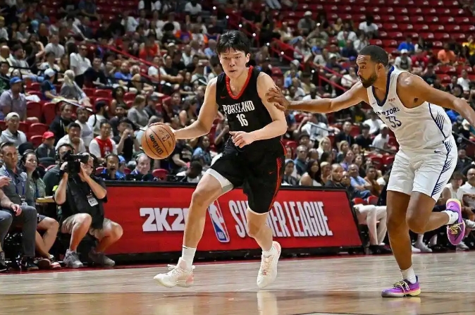 近日，NBA名宿韦德在自己的播客节目中谈到了杨瀚森。
韦德表示：“他的很多天赋让