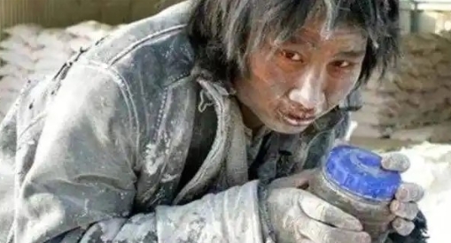 2007年，大学生崔松旺伪装成流浪汉，浑身散发恶臭，牙齿布满污垢，每天在垃圾桶旁
