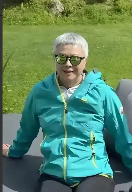 岁月这把“杀猪刀”，对美女也从不手下留情！你敢信，那个白发苍苍却精神抖擞的女人，