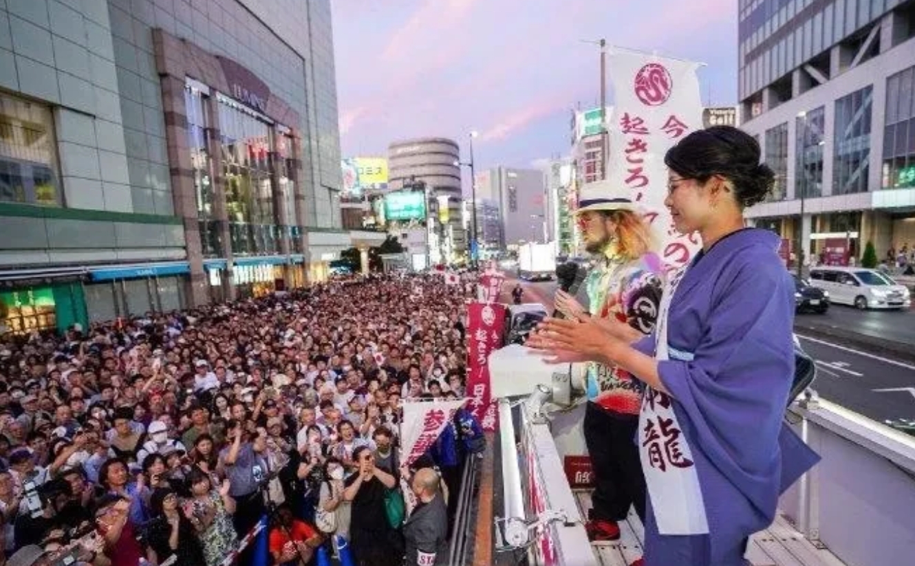 日本31岁知名反华大V平野雨龙，靠反华竞选议员，如今她在日本人气火爆。她天天在街
