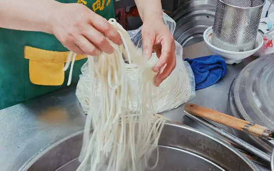 7年前，我在火车站送大爷一碗面，三个月后他把北京二环的房子过户给我