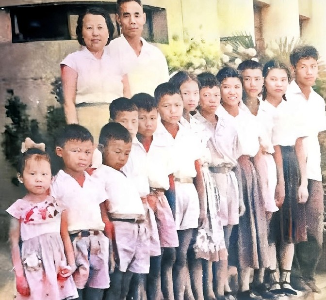 炮兵司令员工作厉害，生活也厉害，1961年炮兵司令吴信泉将军全家福，1955年，