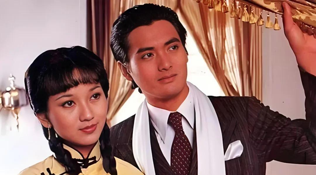 | 许文强·冯程程 |
许文强遇见冯程程时，冯程程当时还是女学生。
扮演冯程程的