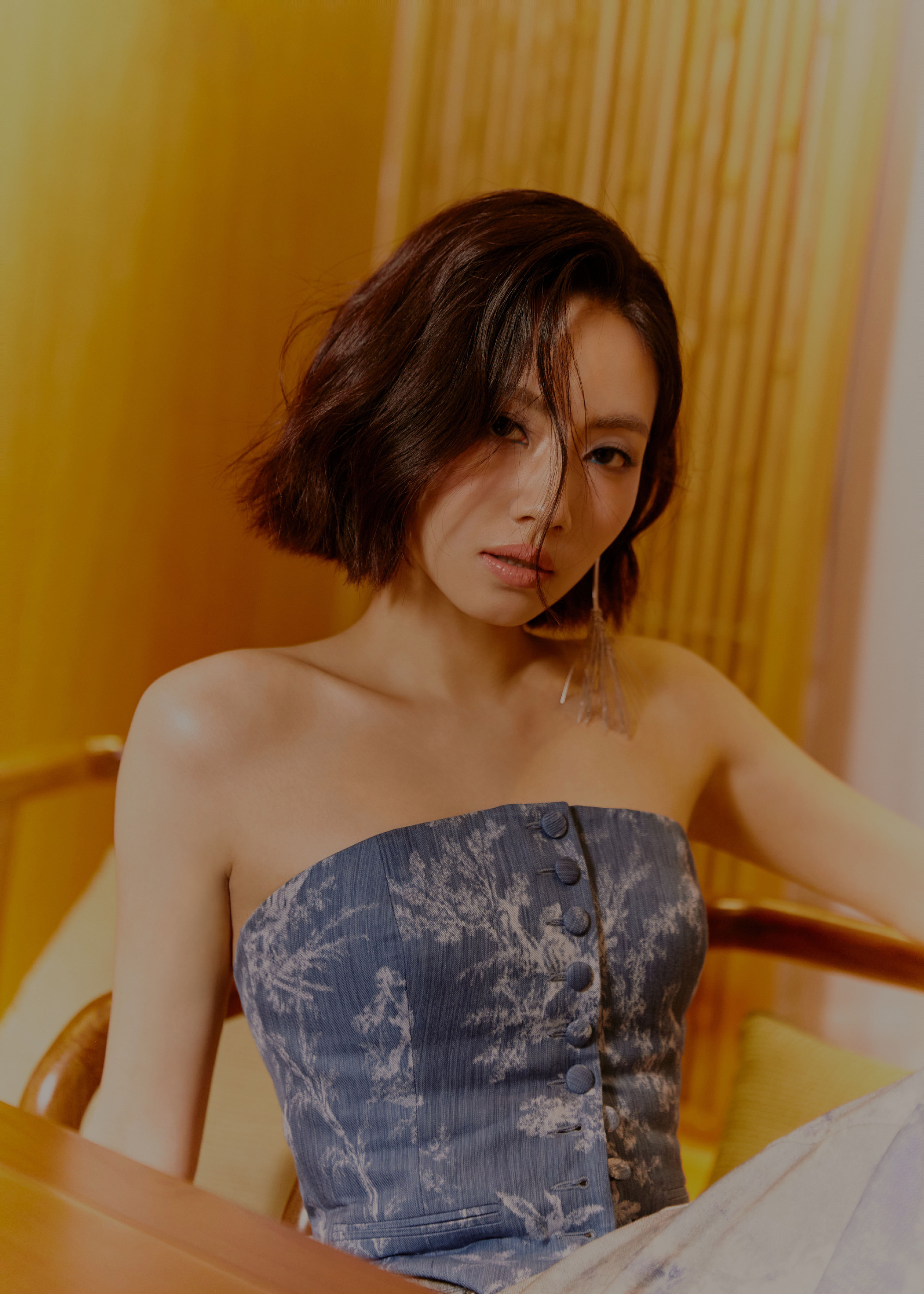 春日氛围感爆表！刘惜君江南水乡写真曝光，这国风造型美到词穷…