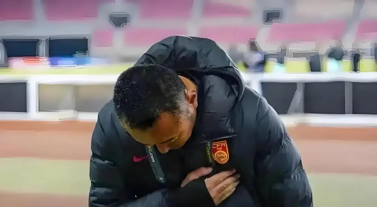 上村健一跌落神坛，鞠躬有屁用
北京时间4月4日凌晨，2025年U17亚洲杯小组第