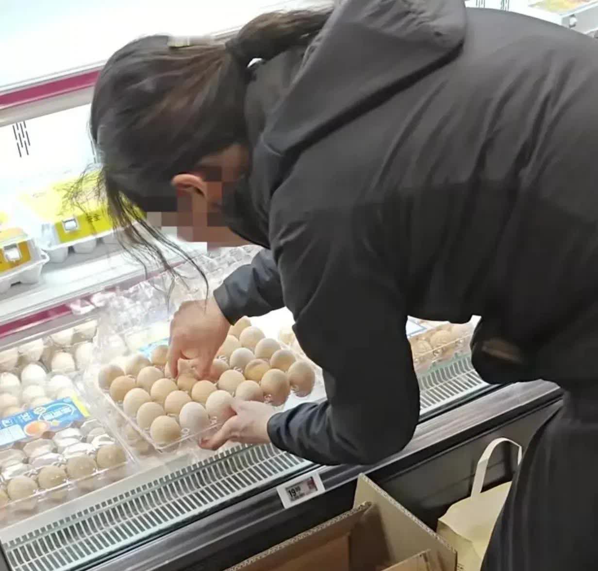 山东，一名女子在超市买菜的时候，偶然发现一位大姐，这位大姐将超市里一盒20装的鸡
