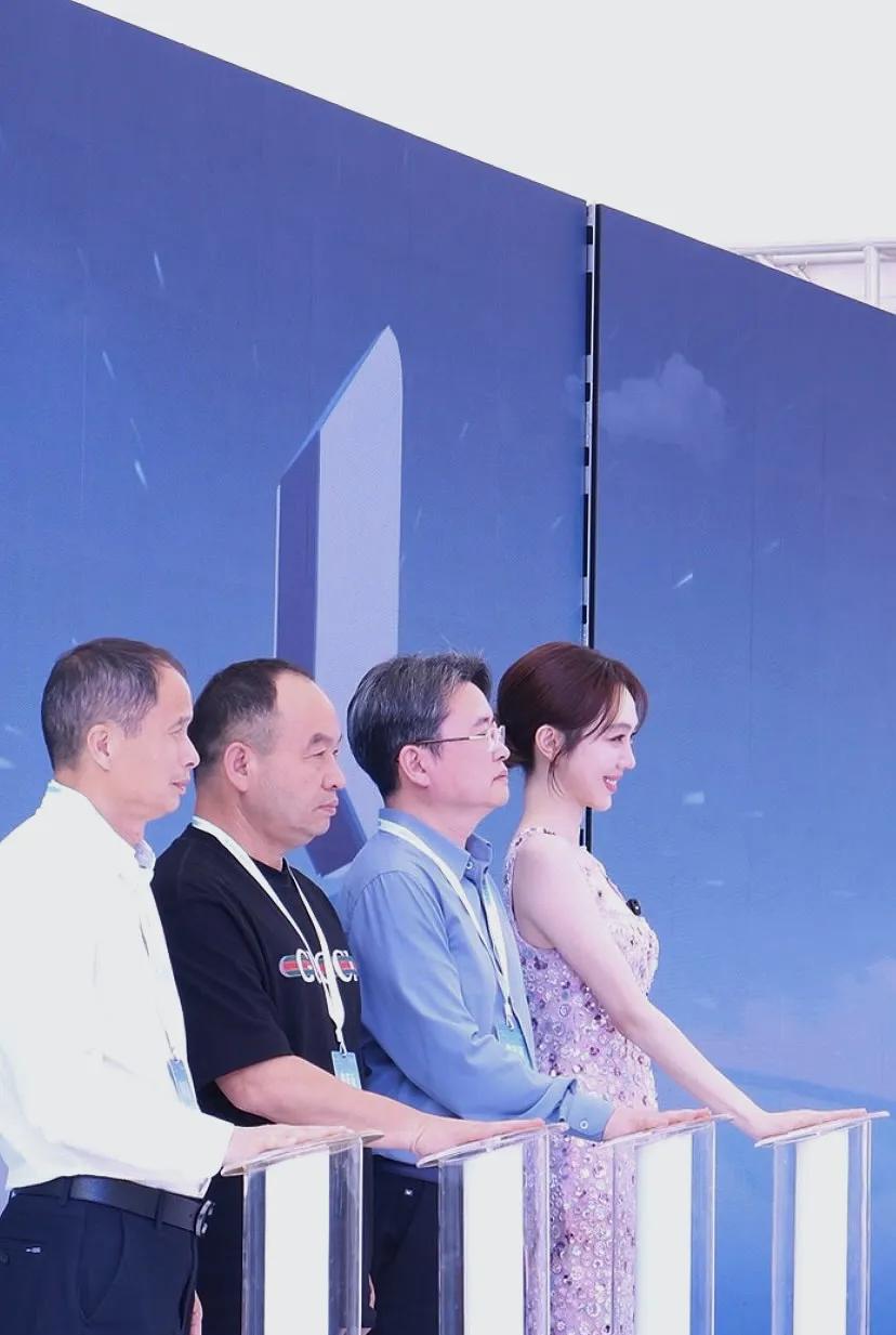 这个胸大腰细的女明星坐在一群高管身边好惹眼，40多岁的姜妍迎来第二春，不仅越来越