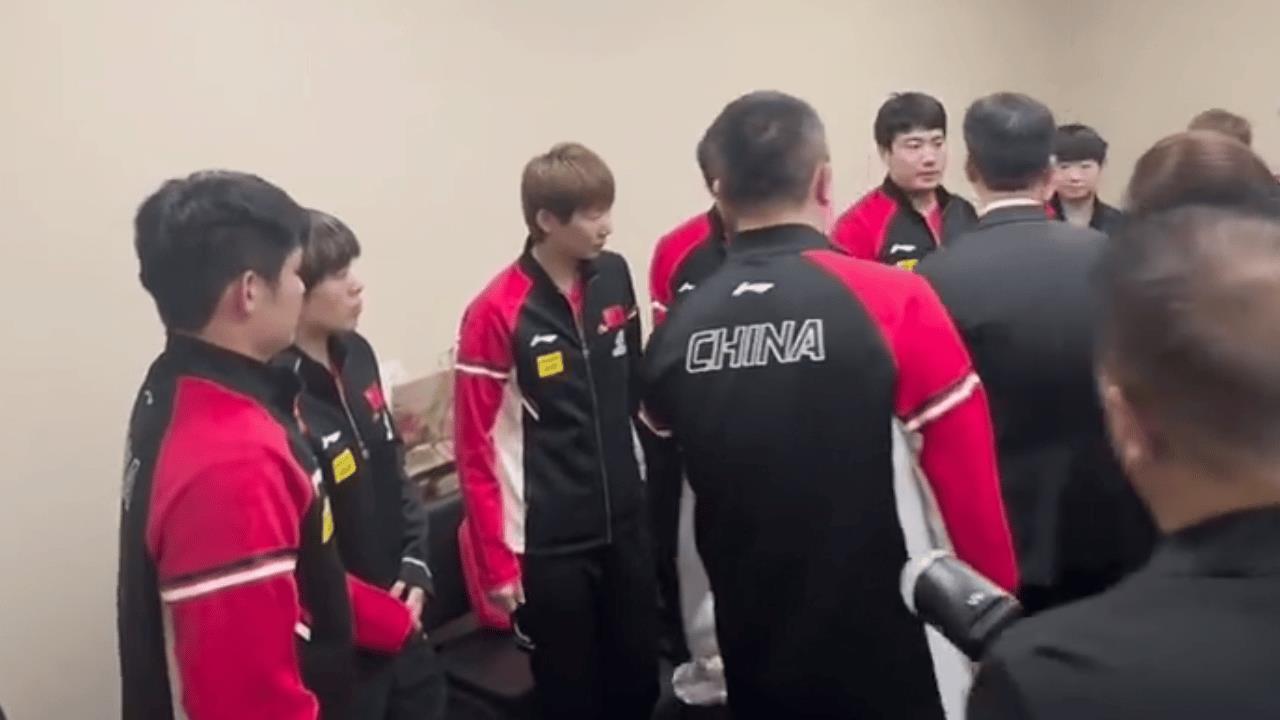 这哪是国乒帮助邮政搞活动，这分明就是粉丝见面会的现场嘛！ 
哈哈，圆满看起来好忙